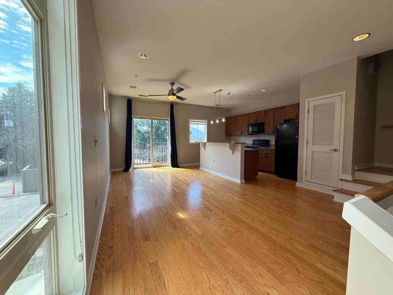 836 E 8th St - Photo 5 of 18