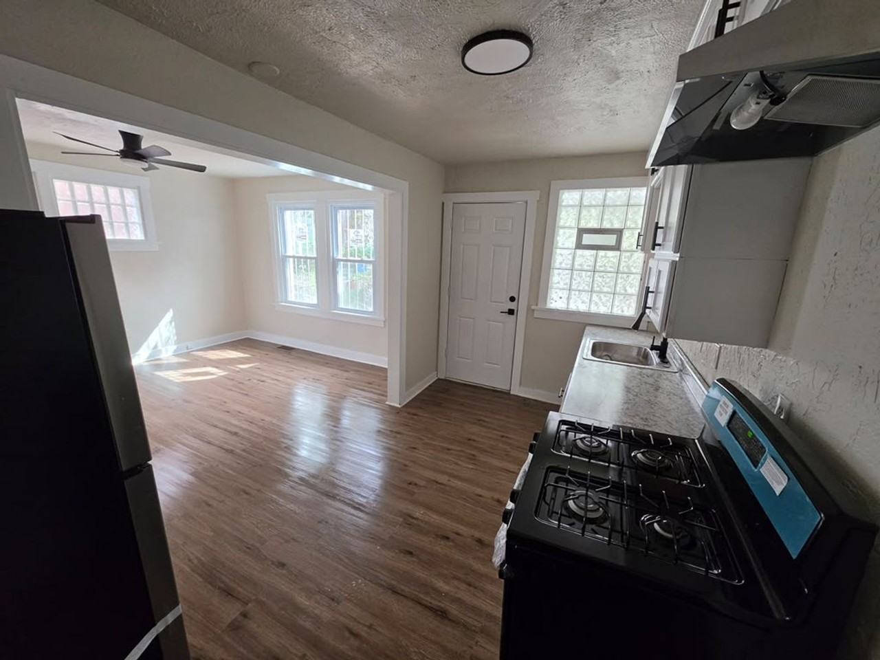 2028 Chalfant St - Photo 4 of 15