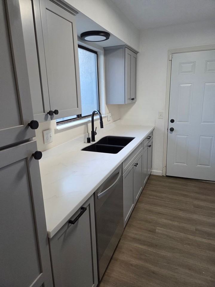 897 Greenfield Ave - Photo 2 of 32