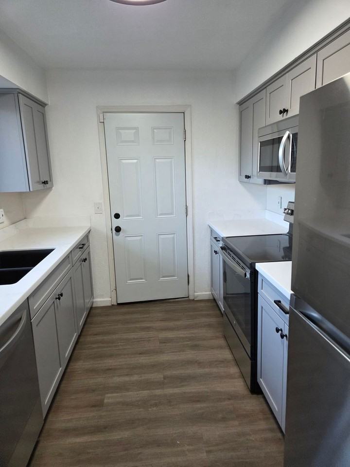 897 Greenfield Ave - Photo 3 of 32