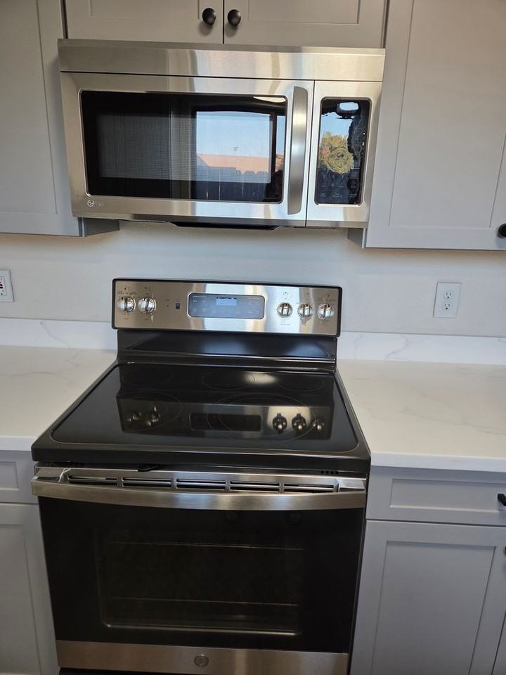 897 Greenfield Ave - Photo 4 of 32