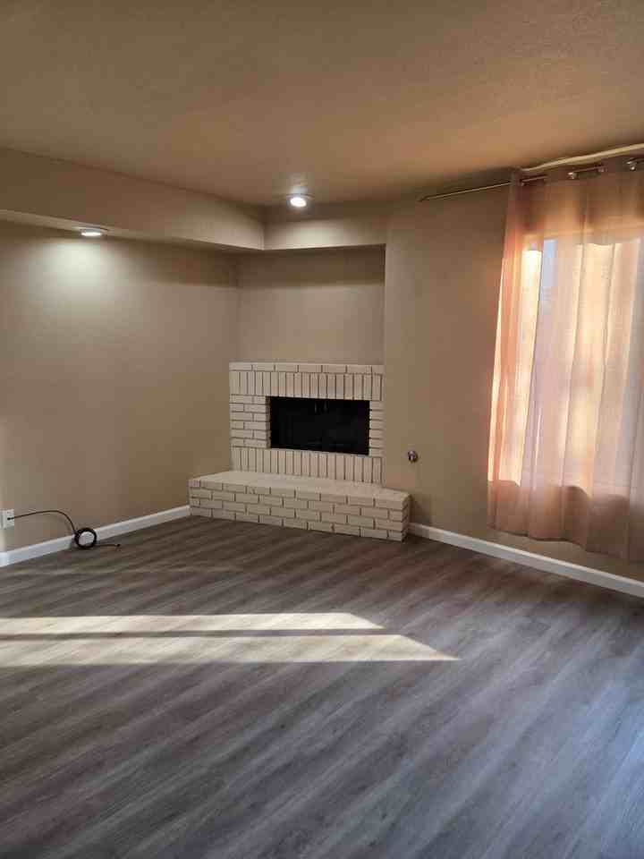 897 Greenfield Ave - Photo 6 of 32