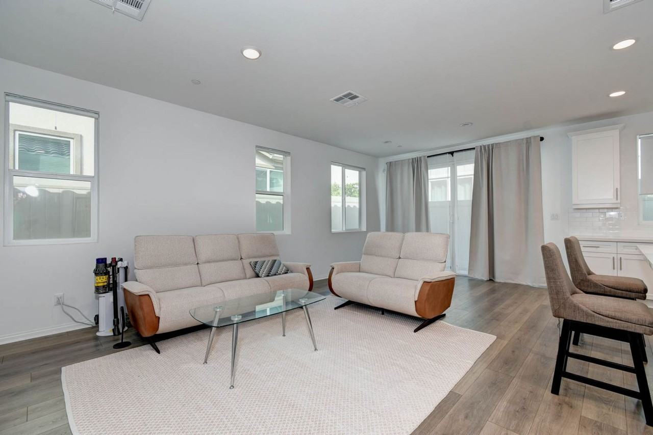 24064 Ashton Rd - Photo 3 of 33