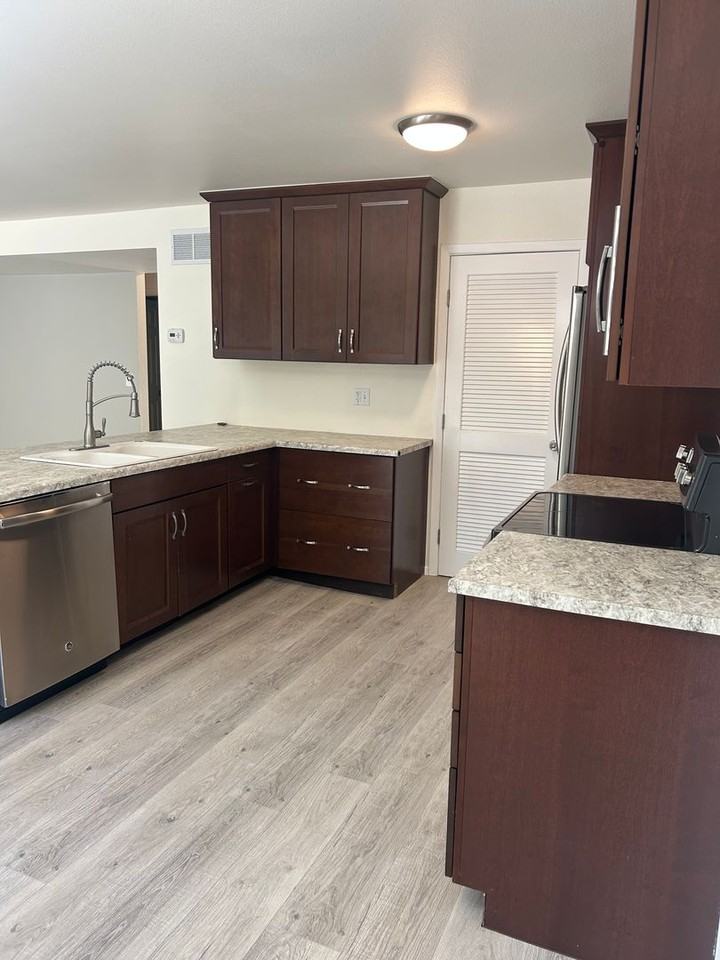 2127 Broadmoor Road Cir - Photo 6 of 29