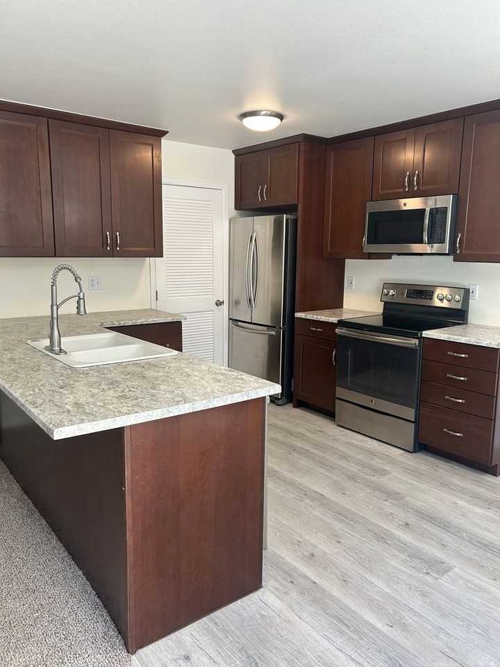 2127 Broadmoor Road Cir - Photo 7 of 29