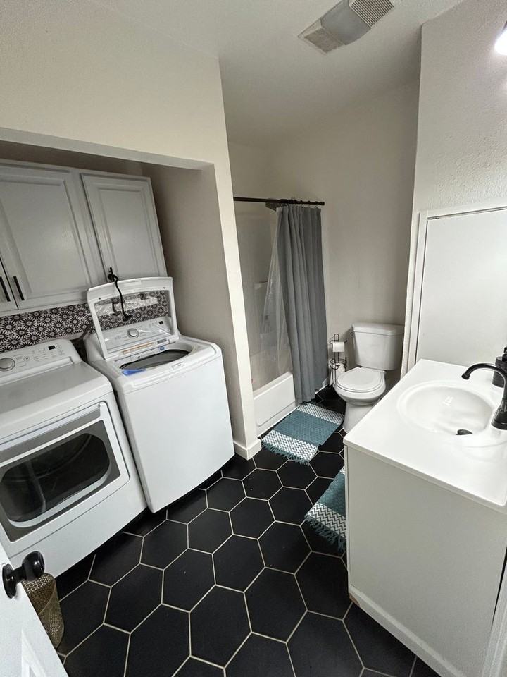 218 E Collins St - Photo 6 of 10
