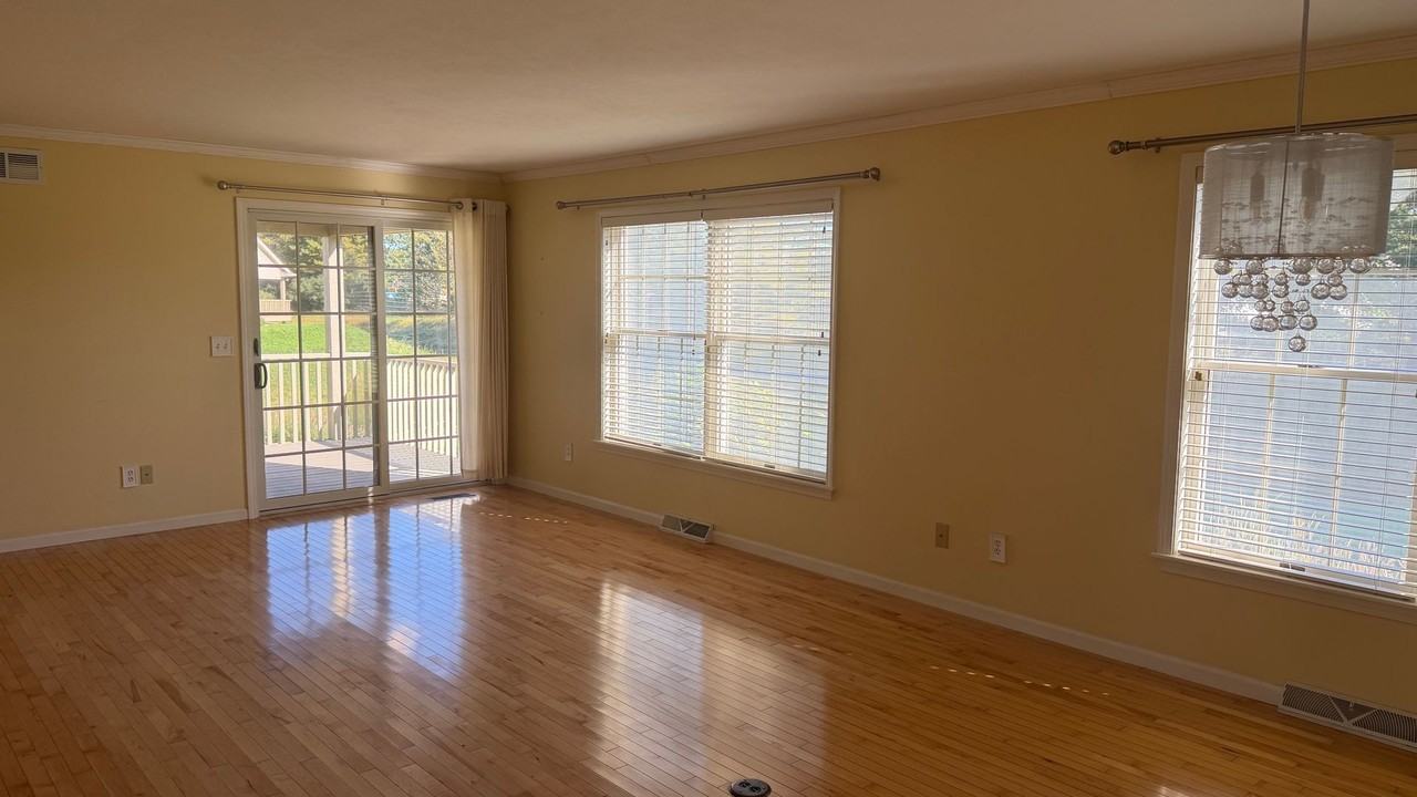 1676 Edgebrooke Ct - Photo 3 of 14