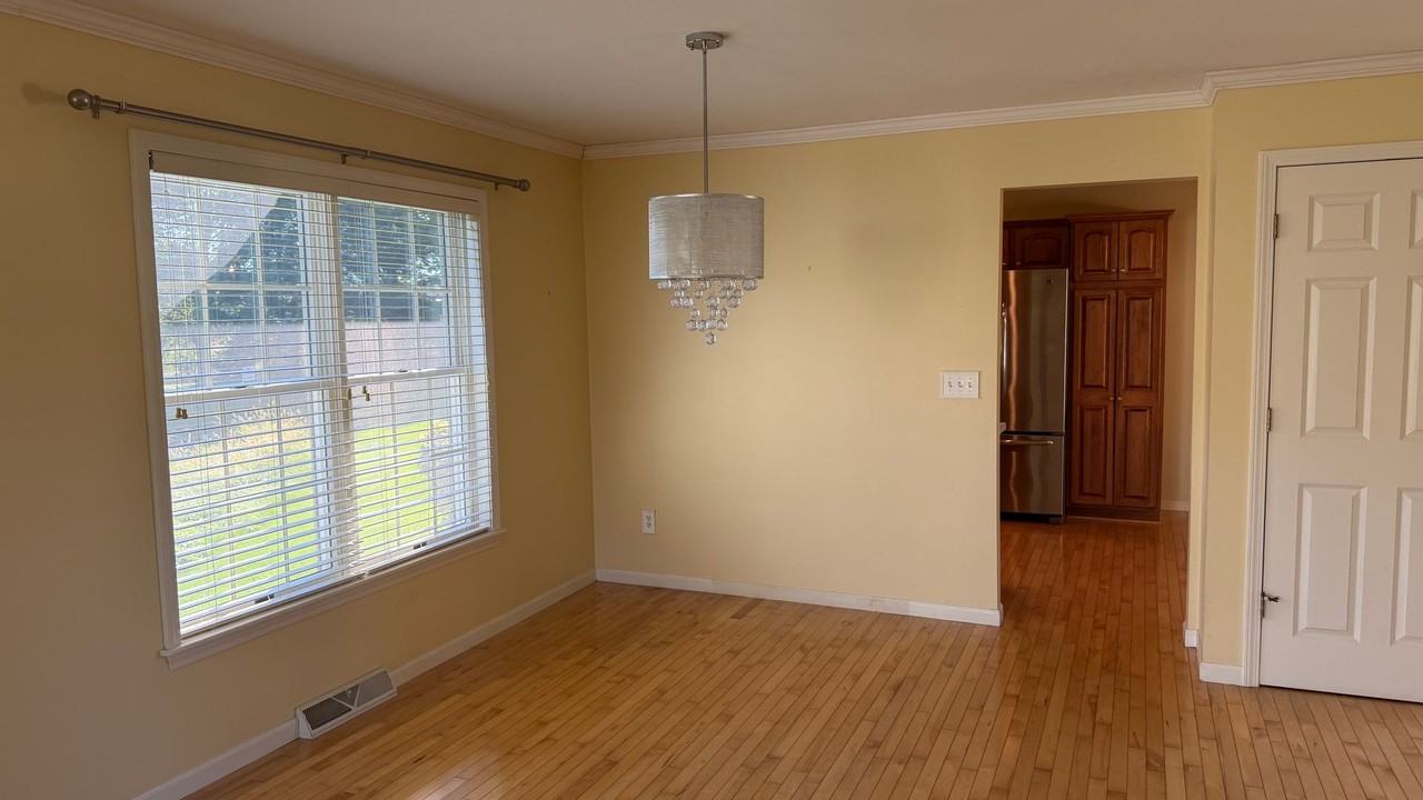 1676 Edgebrooke Ct - Photo 4 of 14