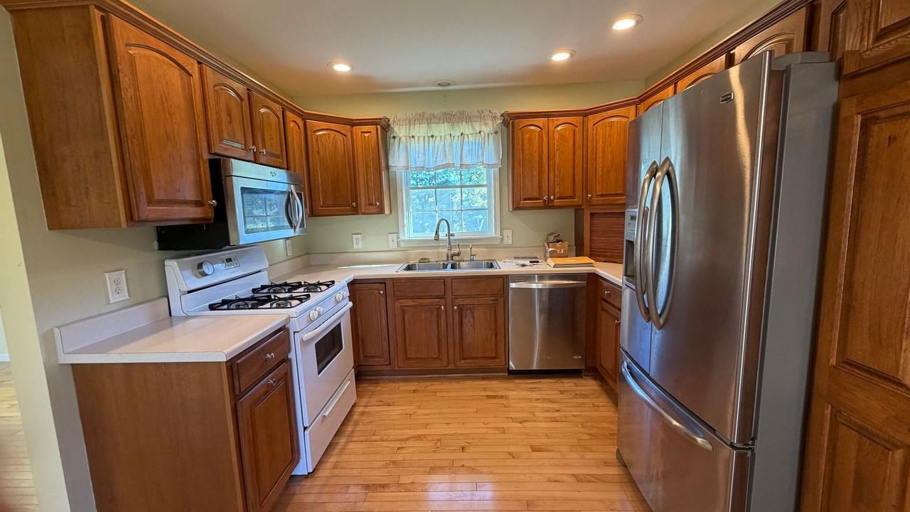 1676 Edgebrooke Ct - Photo 5 of 14