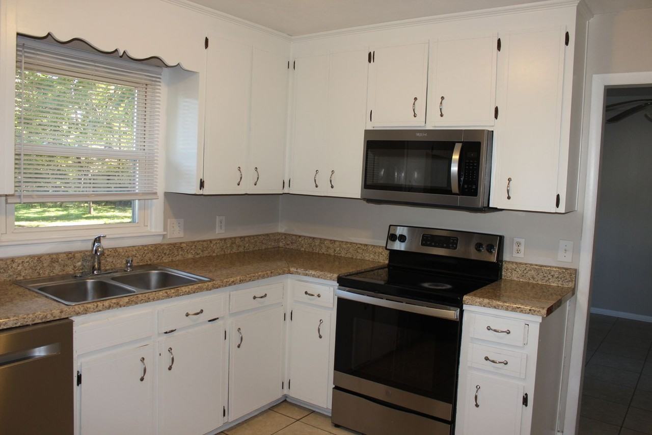 1015 Bingham Dr - Photo 5 of 16