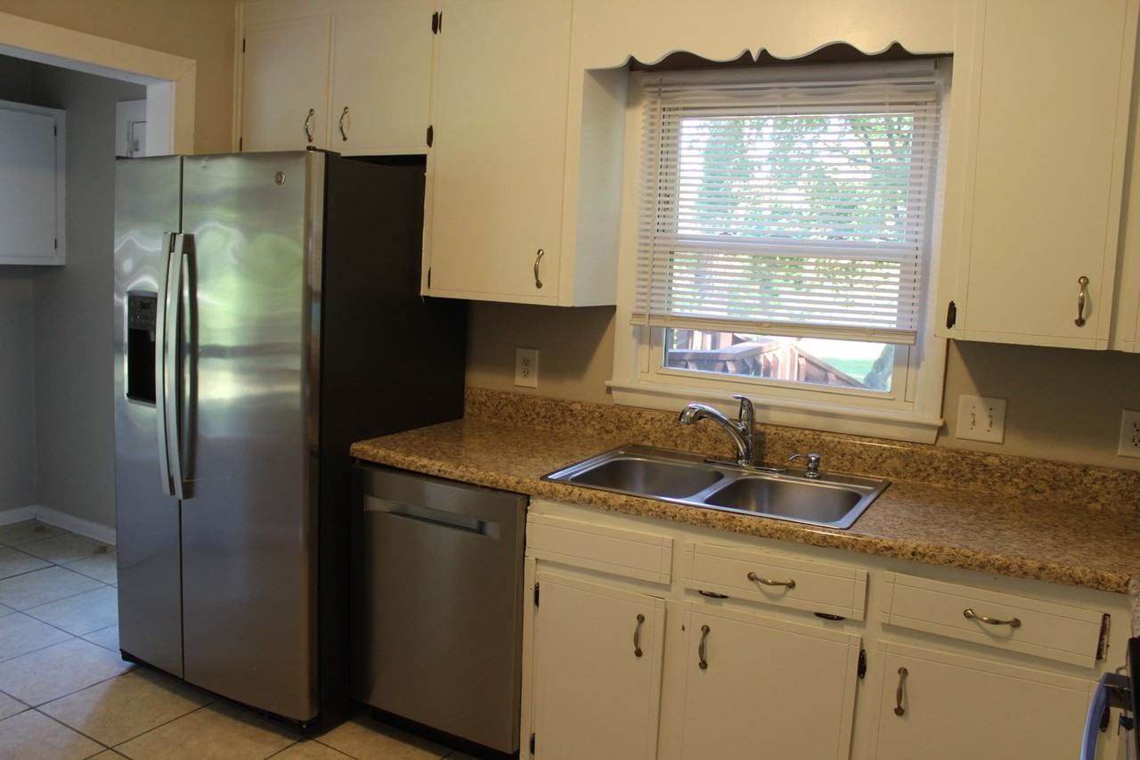 1015 Bingham Dr - Photo 6 of 16