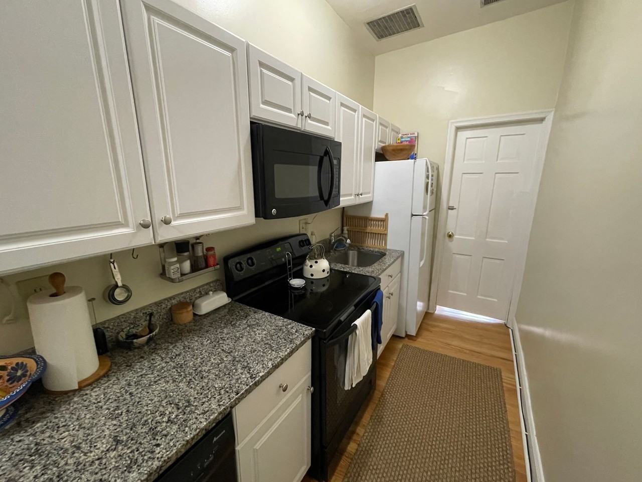 613 Pennsylvania Ave Se - Photo 6 of 16