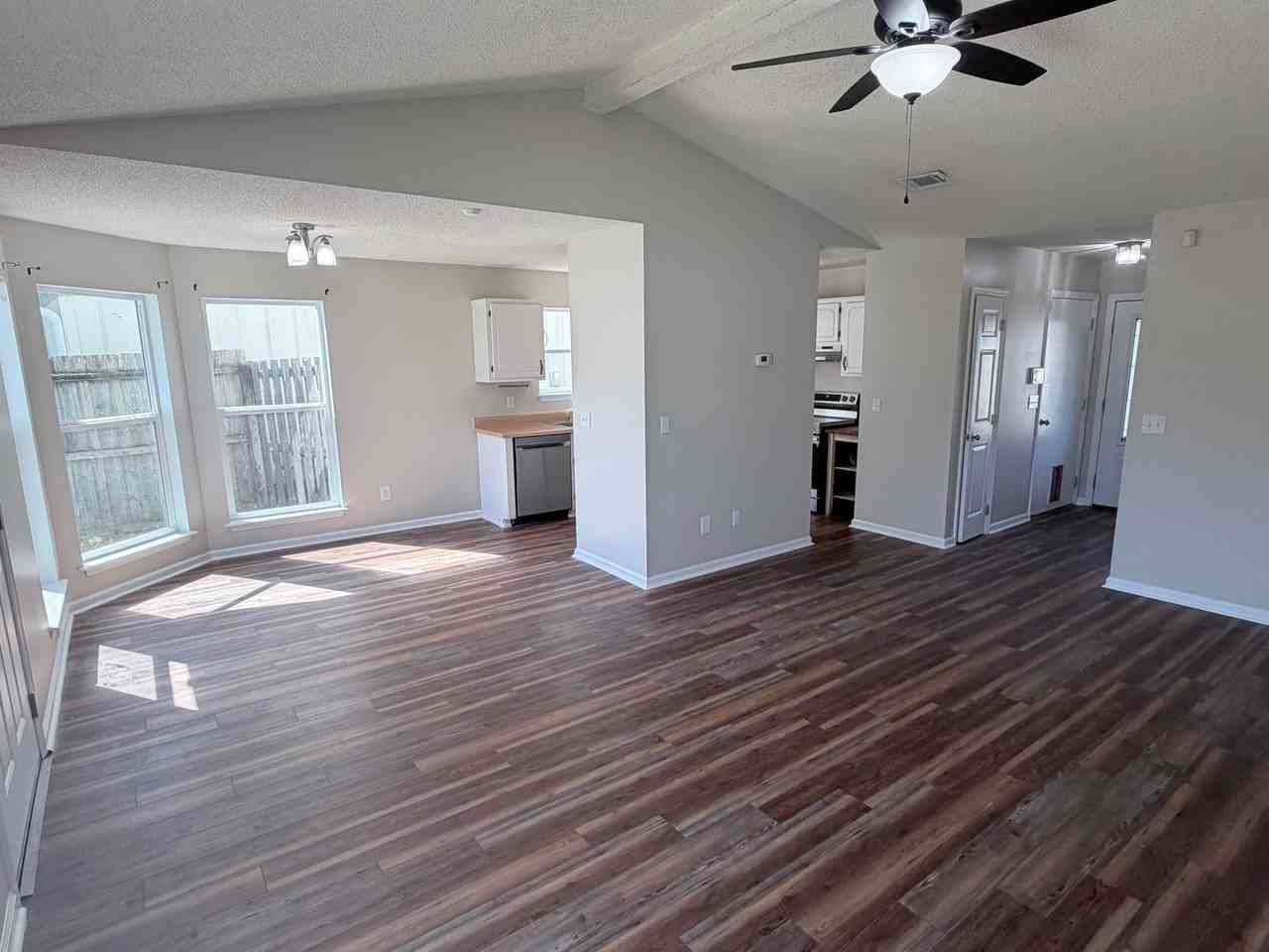 308 Lakeview Dr - Photo 3 of 15