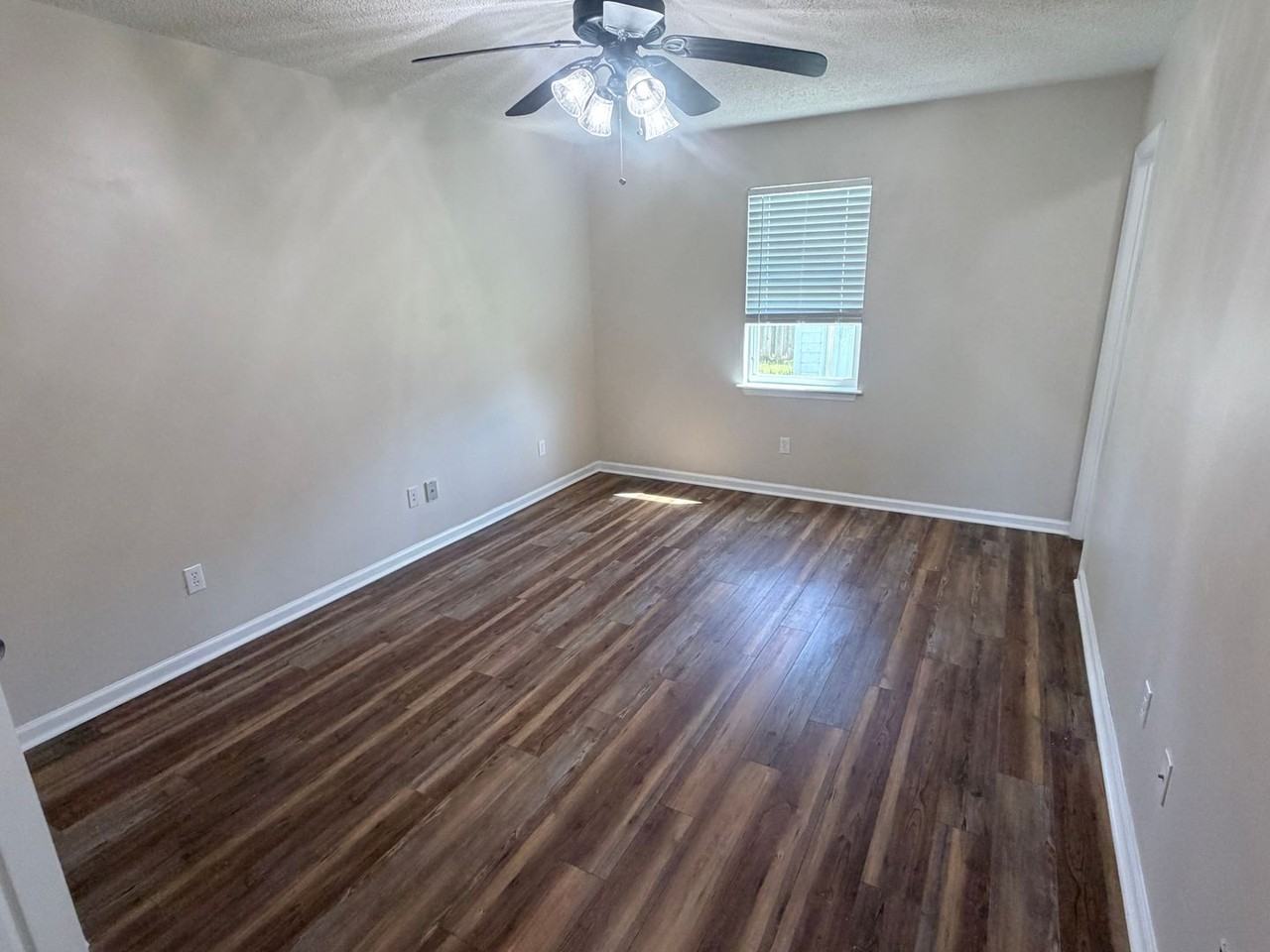 308 Lakeview Dr - Photo 5 of 15