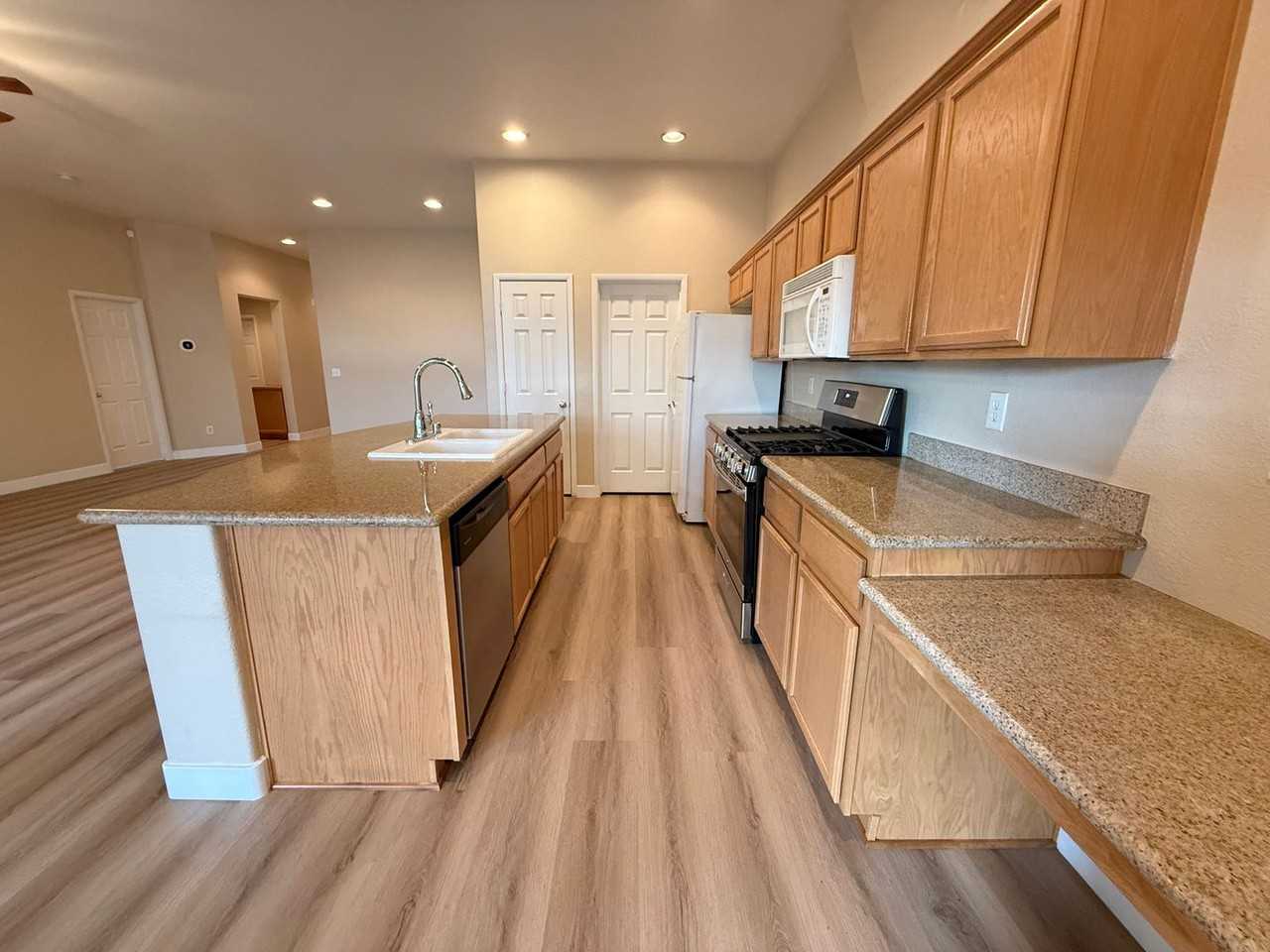 6221 Eagle Cap Ct - Photo 5 of 26