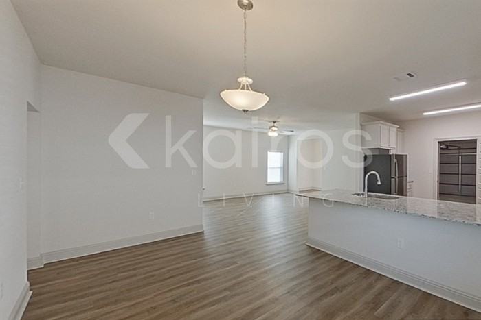 8033 S Hendrick Dr - Photo 5 of 21