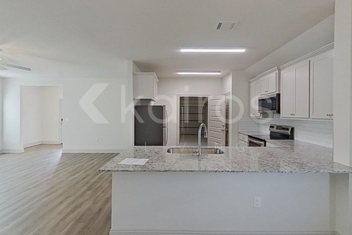 8033 S Hendrick Dr - Photo 7 of 21