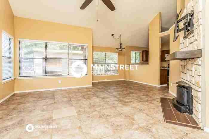 923 Boxwood Dr - Photo 2 of 17