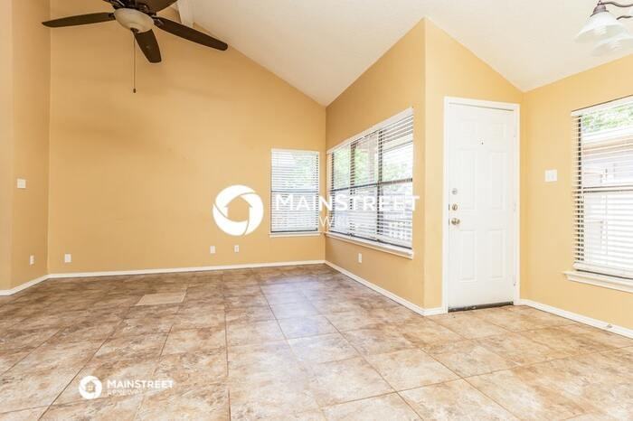 923 Boxwood Dr - Photo 4 of 17