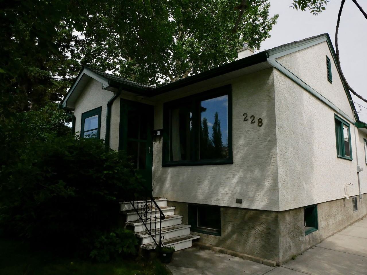 228 23 Ave Ne - Photo 5 of 20