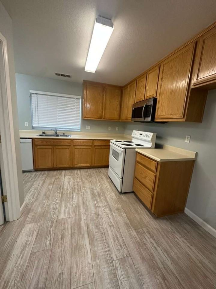 12403 Summers St #12403 - Photo 5 of 15