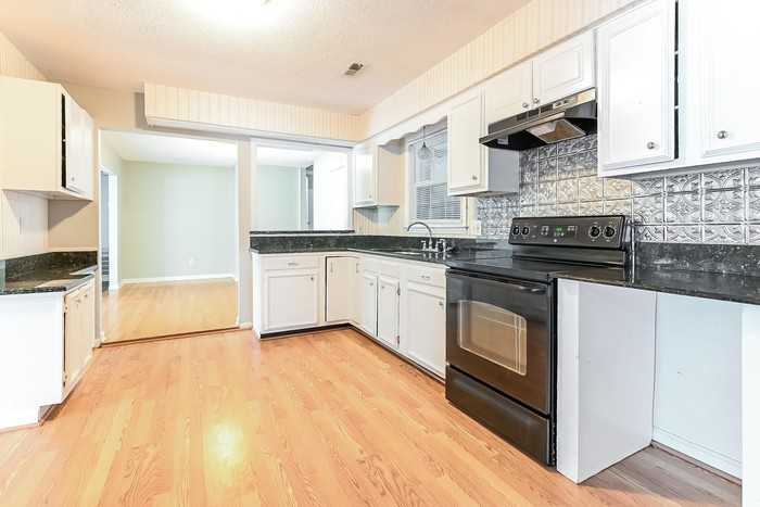 7630 Chippendale Rd - Photo 3 of 9