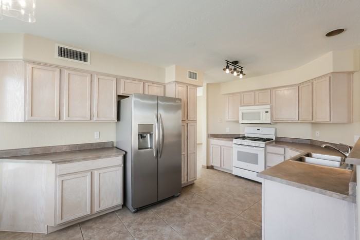 13156 W Windsor Ave - Photo 6 of 14