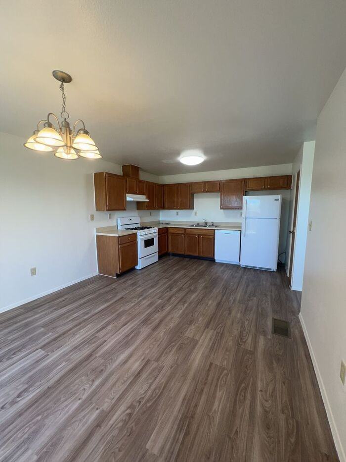 1324 Dakota Dr - Photo 4 of 9