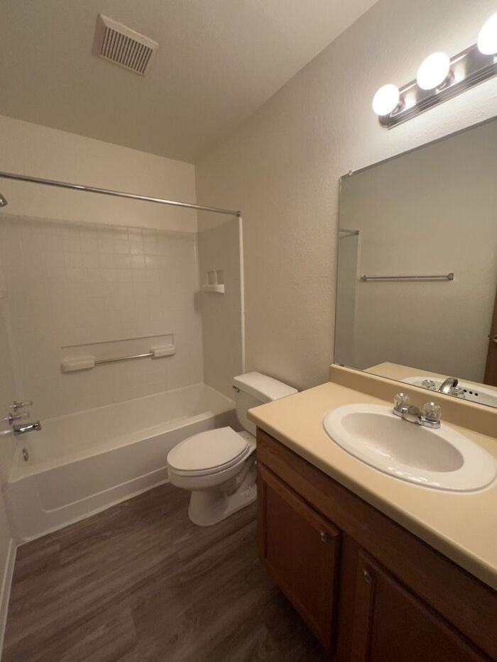 1324 Dakota Dr - Photo 6 of 9