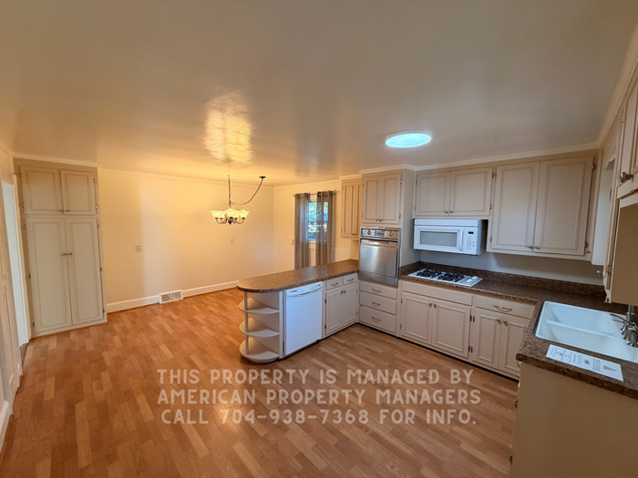 802 Applewood St - Photo 4 of 12