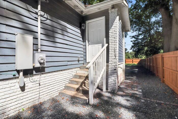 2233 Highland St - Photo 5 of 29
