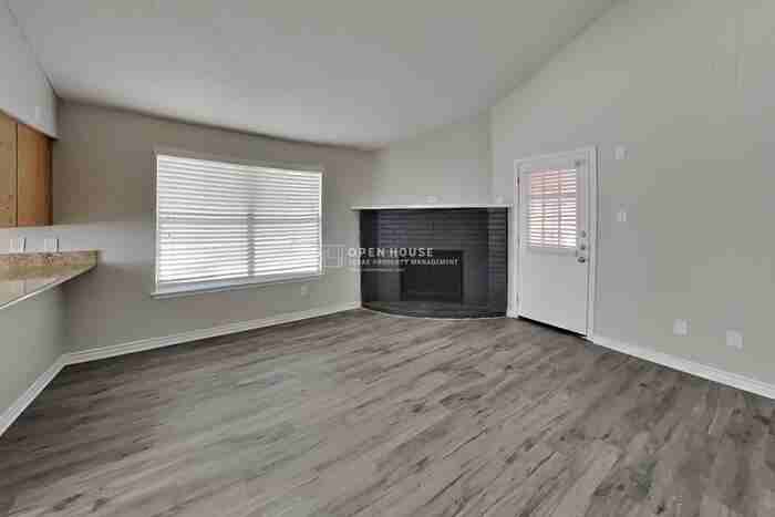 525 Berryhill Dr - Photo 4 of 20