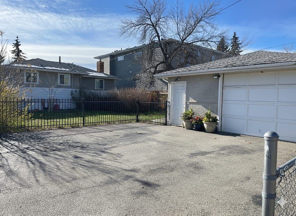 7504 39 Ave Nw - Photo 3 of 12