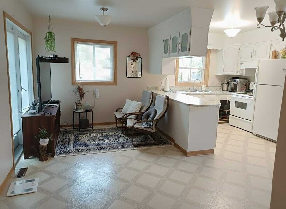 7504 39 Ave Nw - Photo 7 of 12