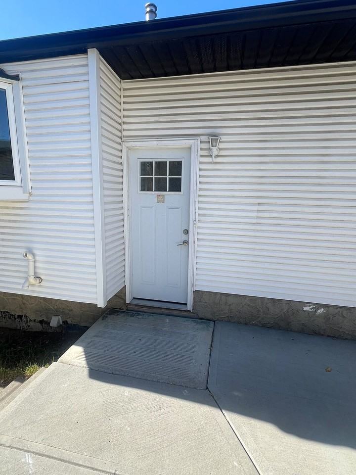 128 Whiteview Close Ne - Photo 4 of 15