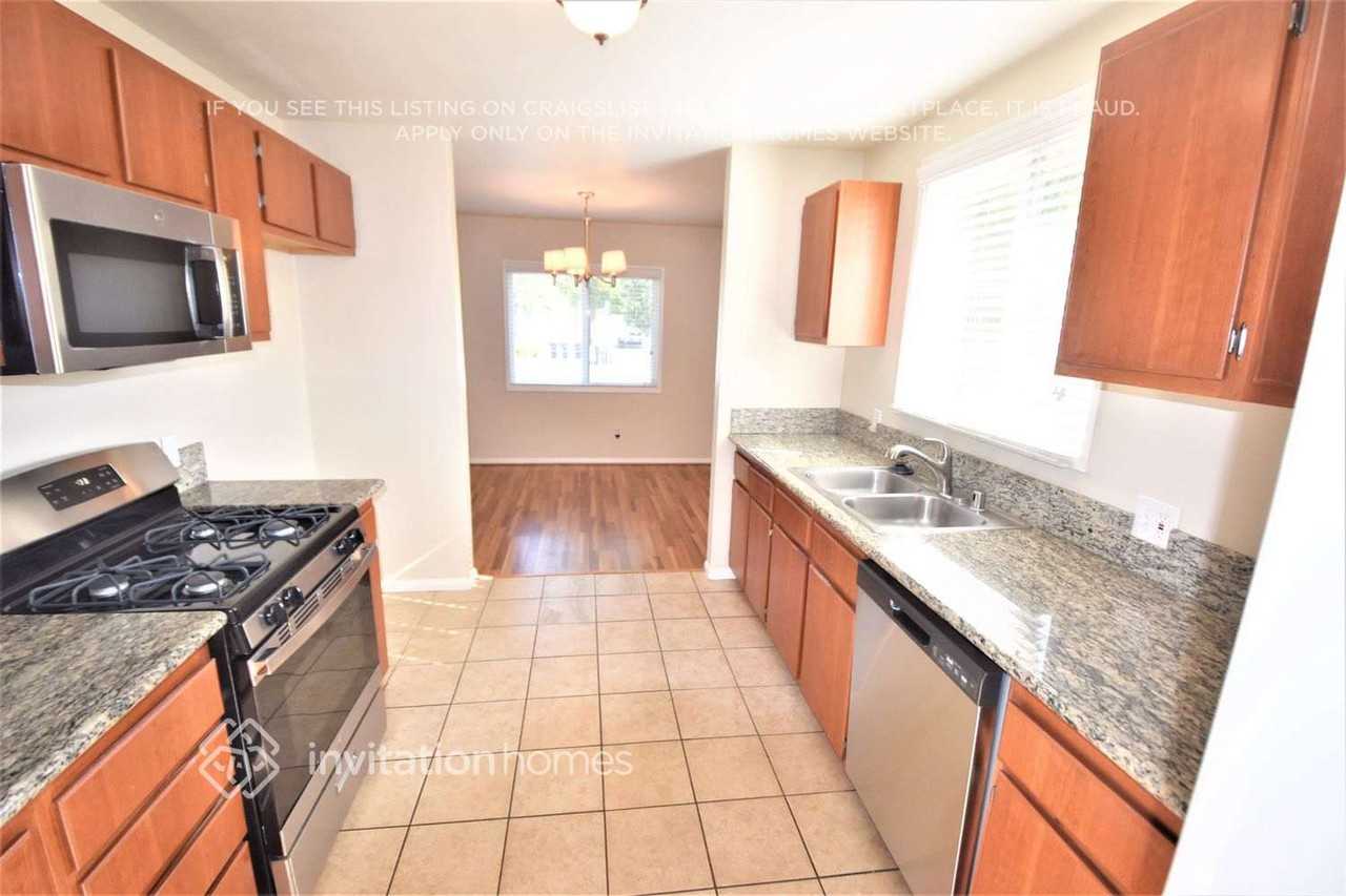 736 E Newburgh St - Photo 6 of 17