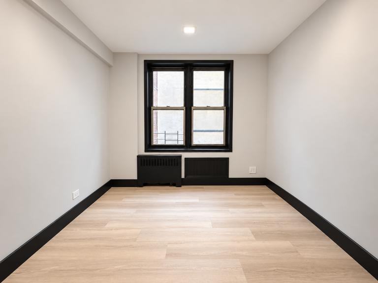 E 58th St #4D - Photo 5 of 9