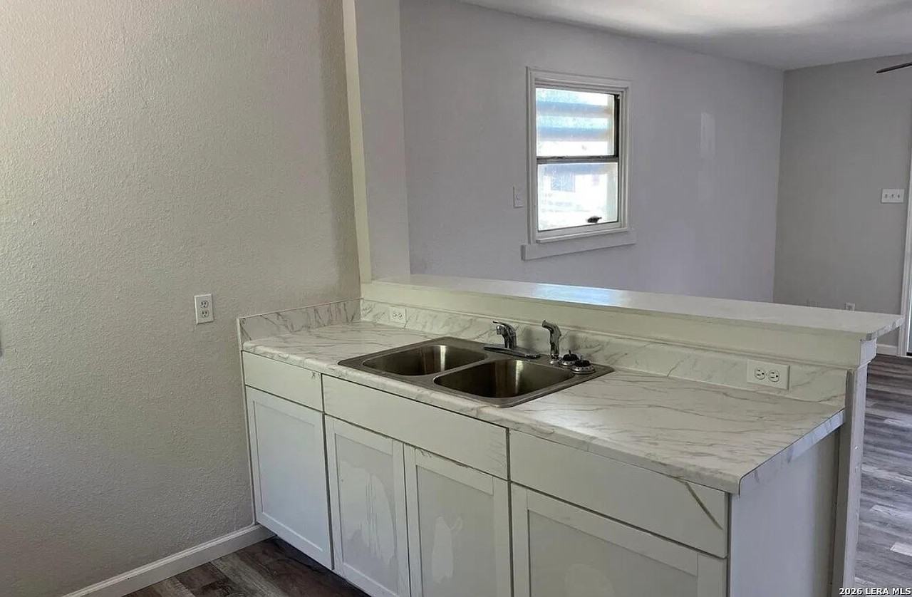 2605 W Poplar St - Photo 3 of 5