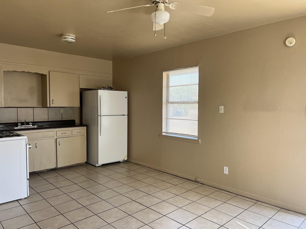 210 Marston Ave #B - Photo 5 of 6