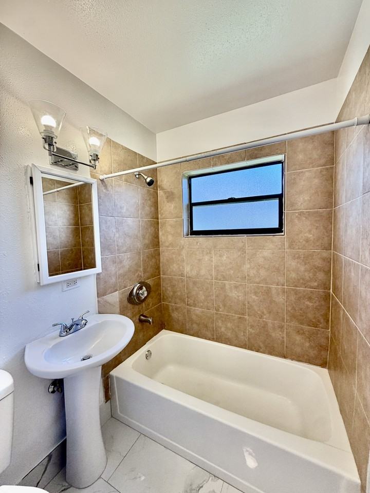 929 E Walnut St #1 - Photo 6 of 16