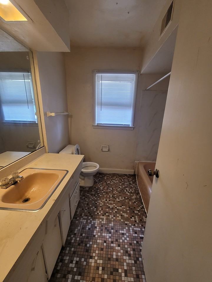 6406 N 87th St #3 - Photo 3 of 6