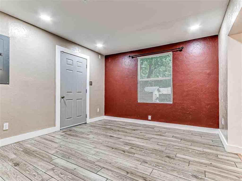 1218 W Noble Ave #1 - Photo 4 of 9