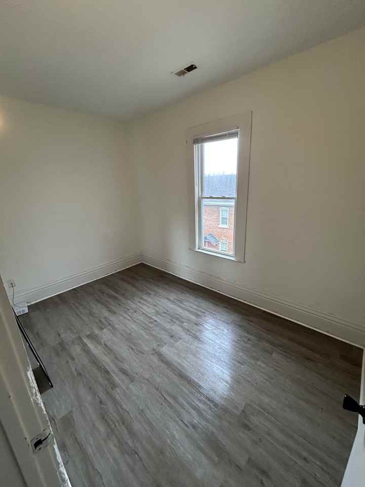 1082 1/2 Wilson St