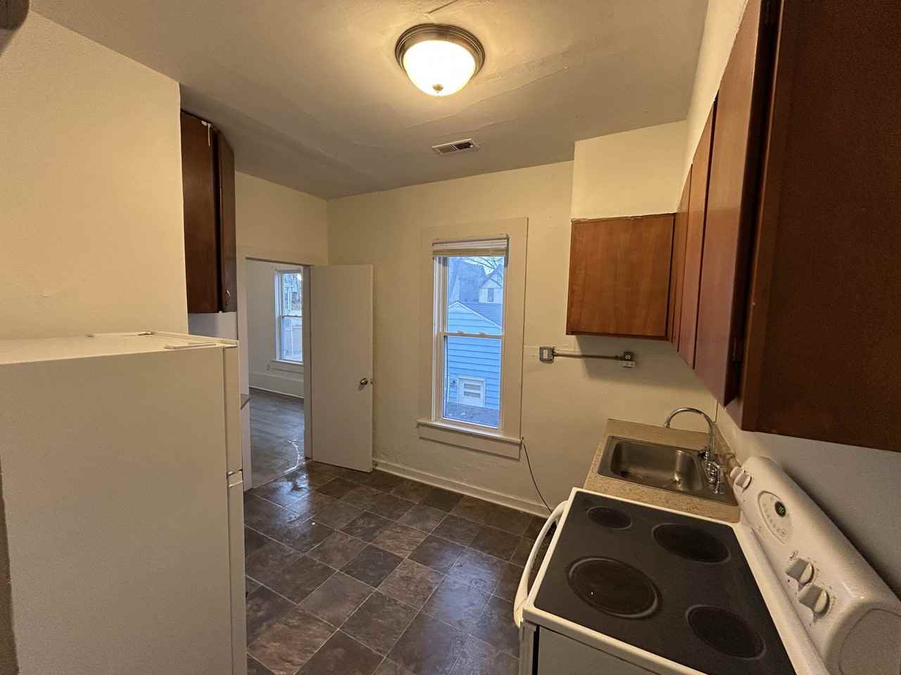1082 1/2 Wilson St #1082-1-2 - Photo 3 of 8