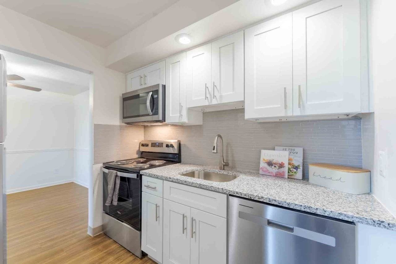 Parkway Manor Apartment Homes - Photo 6 of 26