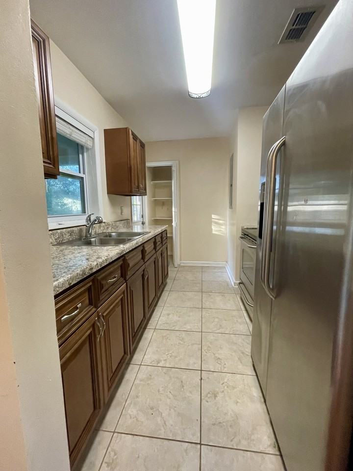 1061 Marlow Ave - Photo 4 of 18