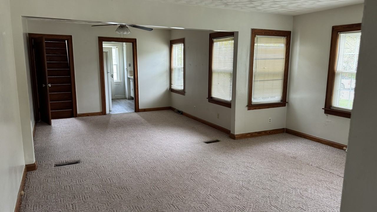 2402 30th St - Photo 4 of 17