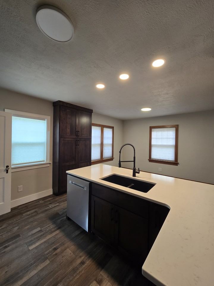 1209 5th St - Photo 3 of 28