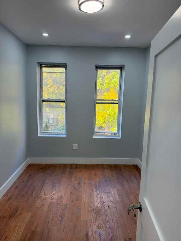 824 Crown St - Photo 5 of 5