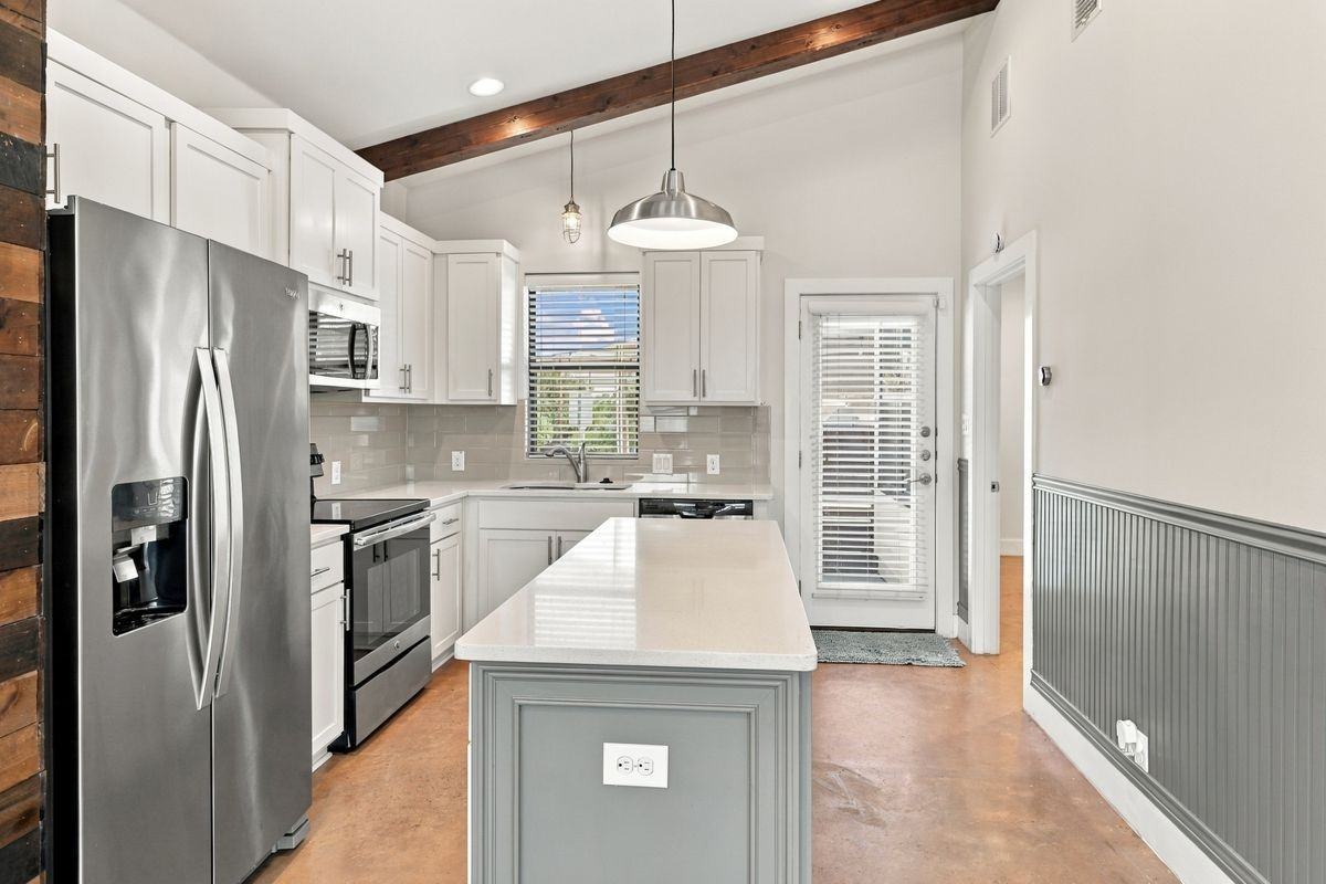 603 Burleson - Photo 4 of 21